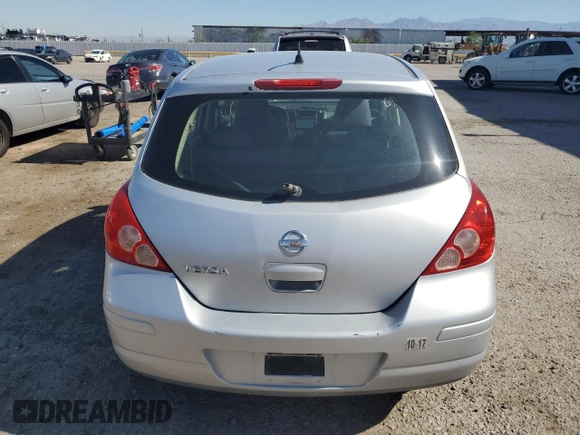 2010 Nissan Versa S z VIN 3N1BC1CP4AL380966, wystawiony jako Copart lot #66180935 z przebiegiem 166 770 mil mil oraz Czysty tytuł • Clean title. Historia ofert i sprzedaży dostępna na DreamBid. Obrazek 6.