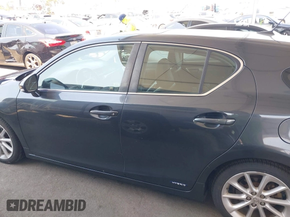 2011 Lexus CT 200h z VIN JTHKD5BH0B2030103, wystawiony jako IAAI lot #42782926 z przebiegiem 215 532 mil mil oraz . Historia ofert i sprzedaży dostępna na DreamBid. Obrazek 14.