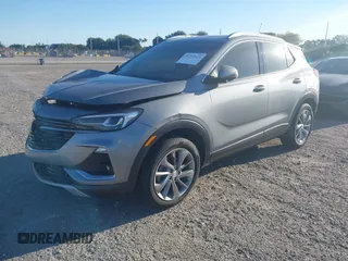 2023 Buick Encore GX Essence z VIN KL4MMFSL5PB124516, wystawiony jako IAAI lot #41293629 z przebiegiem 7 412 mil mil oraz . Historia ofert i sprzedaży dostępna na DreamBid. Obrazek 2.