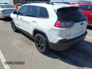 2019 Jeep Cherokee Latitude Plus z VIN 1C4PJMLB7KD394026, wystawiony jako IAAI lot #42078282 z przebiegiem 113 503 mil mil oraz . Historia ofert i sprzedaży dostępna na DreamBid. Obrazek 3.