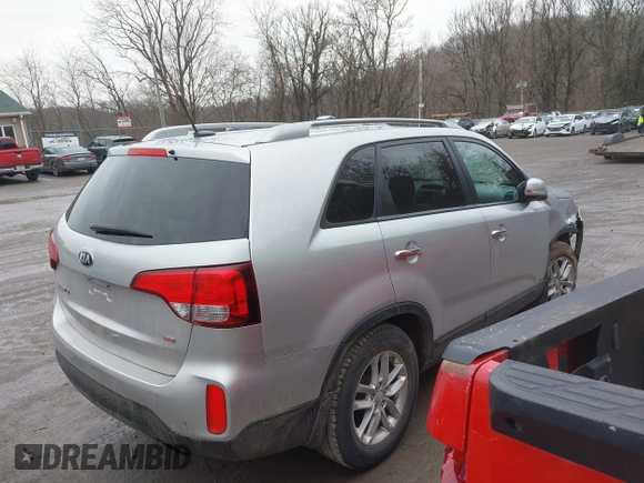 2015 Kia Sorento LX with VIN 5XYKTCA65FG632435, listed as a IAAI auction lot 41663787 with 126,722 mi miles. Bid and sale history available at carsss.com. Image 4.