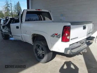 2005 Chevrolet Silverado 1500HD LT z VIN 1GCGK13U25F921945, wystawiony jako IAAI lot #41688949 z przebiegiem 250 734 mil mil oraz . Historia ofert i sprzedaży dostępna na DreamBid. Obrazek 3.