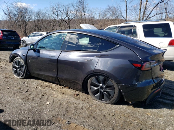 2024 Tesla Model Y with VIN 7SAYGDED3RF114643, listed as a Copart auction lot 56557075 with 3,021 mi miles and Salvage Title. Bid and sale history available at DreamBid. Image 2.