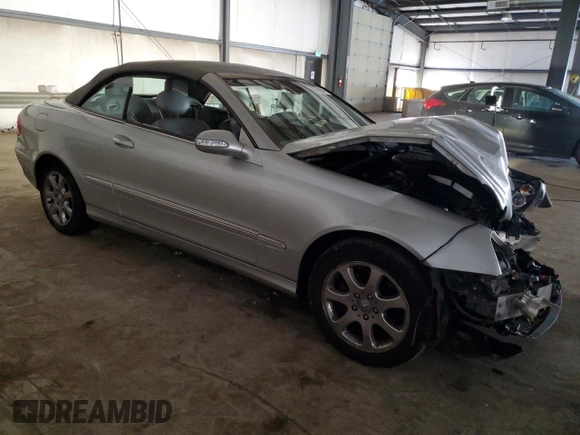 2004 Mercedes-Benz CLK 320 z VIN WDBTK65GX4T024308, wystawiony jako Copart lot #80129914 z przebiegiem 106 827 mil mil oraz Szkody całkowita. Historia ofert i sprzedaży dostępna na DreamBid. Obrazek 4.