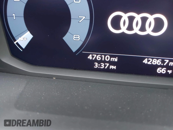 2020 Audi Q3 Premium z VIN WA1AECF36L1083306, wystawiony jako IAAI lot #42070799 z przebiegiem 47 610 mil mil oraz . Historia ofert i sprzedaży dostępna na DreamBid. Obrazek 16.