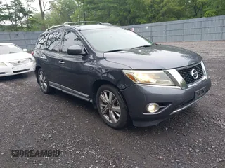 2013 Nissan Pathfinder SV z VIN 5N1AR2MM0DC677990, wystawiony jako IAAI lot #42528151 z przebiegiem 139 062 mil mil oraz . Historia ofert i sprzedaży dostępna na DreamBid. Obrazek 1.