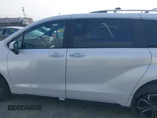 2025 Toyota Sienna Platinum z VIN 5TDESKFC0SS168394, wystawiony jako IAAI lot #42110535 z przebiegiem 7 905 mil mil oraz . Historia ofert i sprzedaży dostępna na DreamBid. Obrazek 15.