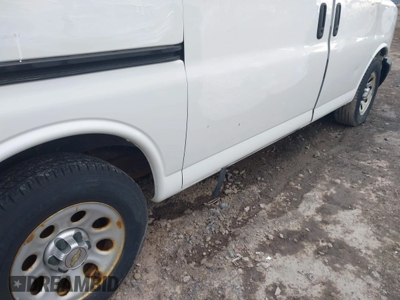 2013 Chevrolet Express Cargo z VIN 1GCSGAFX0D1171717, wystawiony jako IAAI lot #41996946 z przebiegiem 198 354 mil mil oraz . Historia ofert i sprzedaży dostępna na DreamBid. Obrazek 19.