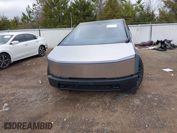 2024 Tesla Cybertruck z VIN 7G2CEHED6RA042416, wystawiony jako IAAI lot #41324245 z przebiegiem 332 mil mil oraz . Historia ofert i sprzedaży dostępna na DreamBid. Obrazek 12.