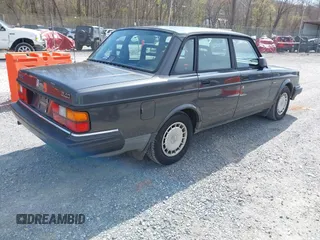 1992 Volvo 240 z VIN YV1AS8802N1469927, wystawiony jako IAAI lot #41927549 z przebiegiem 244 093 mil mil oraz . Historia ofert i sprzedaży dostępna na DreamBid. Obrazek 4.