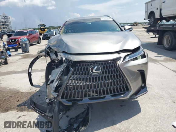 2025 Lexus NX 250 Premium z VIN 2T2GDCAZ3SC022077, wystawiony jako Copart lot #61662545 z przebiegiem 7 929 mil mil oraz Szkoda całkowita • Salvage title. Historia ofert i sprzedaży dostępna na DreamBid. Obrazek 5.