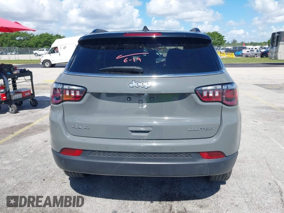 2024 Jeep Compass Limited z VIN 3C4NJDCN4RT595341, wystawiony jako IAAI lot #42577790 z przebiegiem 42 995 mil mil oraz . Historia ofert i sprzedaży dostępna na DreamBid. Obrazek 16.