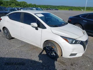 2020 Nissan Versa SV z VIN 3N1CN8EV8LL807121, wystawiony jako IAAI lot #41535266 z przebiegiem 56 430 mil mil oraz . Historia ofert i sprzedaży dostępna na DreamBid. Obrazek 1.