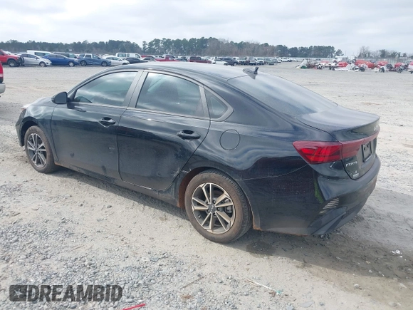 2023 Kia Forte LXS z VIN 3KPF24AD4PE627976, wystawiony jako IAAI lot #41540833 z przebiegiem 18 748 mil mil oraz . Historia ofert i sprzedaży dostępna na DreamBid. Obrazek 3.