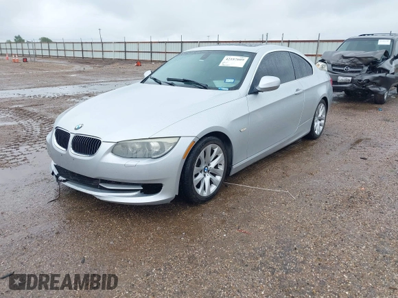 2011 BMW 3 Series 328i с VIN WBAKE3C50BE557626, выставлен на аукционе IAAI как лот 42187609 с пробегом 126 037 миль миль и . История ставок и продаж доступна на DreamBid. Изображение 2.