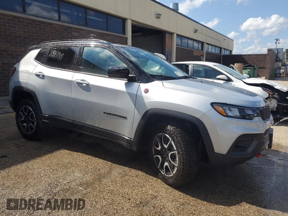 2025 Jeep Compass Trailhawk z VIN 3C4NJDDN3ST564523, wystawiony jako Copart lot #62643635 z przebiegiem 5 084 mil mil oraz Czysty tytuł • Clean title. Historia ofert i sprzedaży dostępna na DreamBid. Obrazek 4.