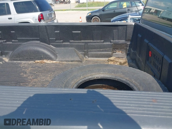 1999 Ford F-250 z VIN 1FTPF28W2XNB25385, wystawiony jako IAAI lot #42768047 z przebiegiem Nie podano mil oraz . Historia ofert i sprzedaży dostępna na DreamBid. Obrazek 8.