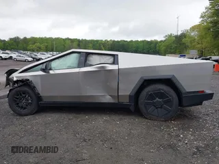 2024 Tesla Cybertruck z VIN 7G2CEHED7RA041694, wystawiony jako IAAI lot #41960418 z przebiegiem 1 177 mil mil oraz . Historia ofert i sprzedaży dostępna na DreamBid. Obrazek 13.