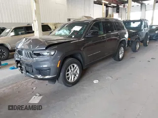 2025 Jeep Grand Cherokee Laredo z VIN 1C4RJKAG4S8631317, wystawiony jako IAAI lot #42141508 z przebiegiem 6 210 mil mil oraz . Historia ofert i sprzedaży dostępna na DreamBid. Obrazek 2.