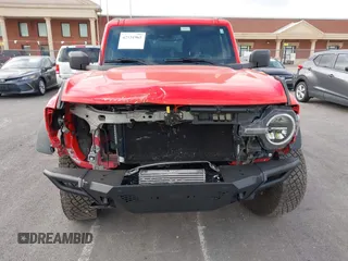 2023 Ford Bronco z VIN 1FMEE5DH5PLB93397, wystawiony jako IAAI lot #42531965 z przebiegiem 30 731 mil mil oraz . Historia ofert i sprzedaży dostępna na DreamBid. Obrazek 6.