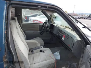 1993 GMC Jimmy Diamond Edition Luxury z VIN 1GKDT13W3P2537947, wystawiony jako IAAI lot #41949379 z przebiegiem Nie podano mil oraz . Historia ofert i sprzedaży dostępna na DreamBid. Obrazek 5.