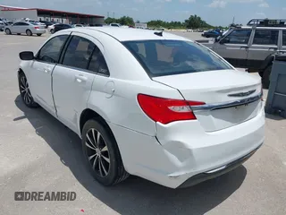 2014 Chrysler 200 LX z VIN 1C3CCBAB3EN207688, wystawiony jako IAAI lot #42086295 z przebiegiem 137 547 mil mil oraz . Historia ofert i sprzedaży dostępna na DreamBid. Obrazek 3.