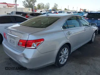 2012 Lexus ES 330 z VIN JTHBK1EGXC2495247, wystawiony jako IAAI lot #42398001 z przebiegiem 135 058 mil mil oraz . Historia ofert i sprzedaży dostępna na DreamBid. Obrazek 4.