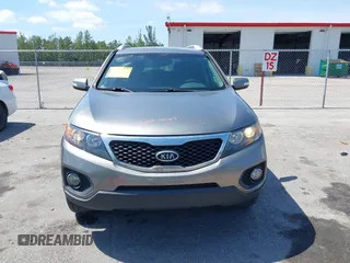2012 Kia Sorento LX z VIN 5XYKT3A6XCG199254, wystawiony jako IAAI lot #42199700 z przebiegiem 257 644 mil mil oraz . Historia ofert i sprzedaży dostępna na DreamBid. Obrazek 13.