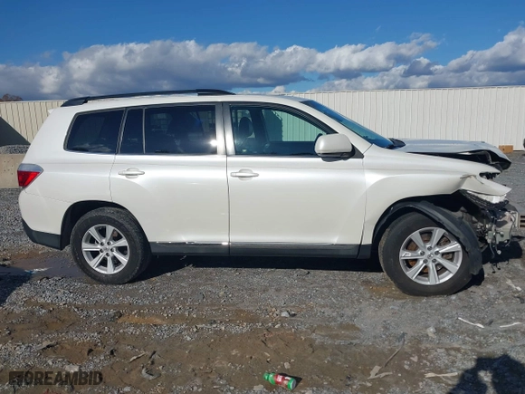 2013 Toyota Highlander with VIN 5TDZK3EH6DS127887, listed as a IAAI auction lot 40918744 with 200,755 mi miles. Bid and sale history available at carsss.com. Image 14.