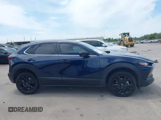 2024 Mazda CX-30 S Select Sport z VIN 3MVDMBBM1RM655682, wystawiony jako IAAI lot #42063971 z przebiegiem 6 771 mil mil oraz . Historia ofert i sprzedaży dostępna na DreamBid. Obrazek 13.