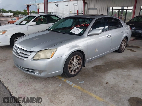 2007 Toyota Avalon XL z VIN 4T1BK36B47U181597, wystawiony jako IAAI lot #42379153 z przebiegiem 172 022 mil mil oraz . Historia ofert i sprzedaży dostępna na DreamBid. Obrazek 2.