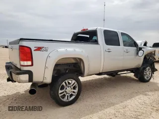 2011 GMC Sierra 2500HD SLE z VIN 1GT120C84BF232715, wystawiony jako Copart lot #50165864 z przebiegiem 143 862 mil mil oraz Szkoda całkowita • Salvage title. Historia ofert i sprzedaży dostępna na DreamBid. Obrazek 3.