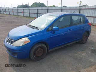 2007 Nissan Versa S z VIN 3N1BC13E87L367967, wystawiony jako IAAI lot #42412791 z przebiegiem 239 800 mil mil oraz . Historia ofert i sprzedaży dostępna na DreamBid. Obrazek 2.