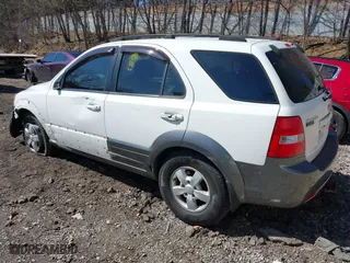 2008 Kia Sorento EX with VIN KNDJC736685800952, listed as a IAAI auction lot 41940679 with 134,403 mi miles. Bid and sale history available at carsss.com. Image 3.