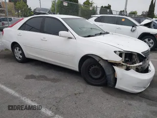 2002 Toyota Camry LE z VIN 4T1BE32K82U591454, wystawiony jako IAAI lot #42014862 z przebiegiem 182 084 mil mil oraz . Historia ofert i sprzedaży dostępna na DreamBid. Obrazek 1.