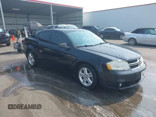 2013 Dodge Avenger SXT z VIN 1C3CDZCG1DN526424, wystawiony jako IAAI lot #42379940 z przebiegiem 151 231 mil mil oraz . Historia ofert i sprzedaży dostępna na DreamBid. Obrazek 1.