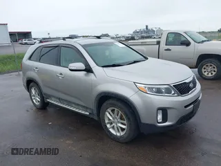 2014 Kia Sorento LX z VIN 5XYKT4A76EG485961, wystawiony jako IAAI lot #42304273 z przebiegiem Nie podano mil oraz . Historia ofert i sprzedaży dostępna na DreamBid. Obrazek 1.