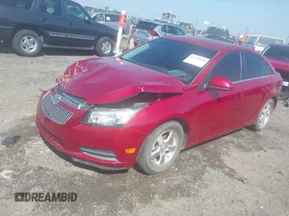 2014 Chevrolet Cruze 1LT z VIN 1G1PC5SB5E7127660, wystawiony jako IAAI lot #41955448 z przebiegiem 163 148 mil mil oraz . Historia ofert i sprzedaży dostępna na DreamBid. Obrazek 2.