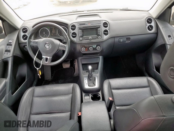 2012 Volkswagen Tiguan SE z VIN WVGAV7AX2CW575871, wystawiony jako Copart lot #58050865 z przebiegiem 96 569 mil mil oraz Szkody całkowita. Historia ofert i sprzedaży dostępna na DreamBid. Obrazek 8.
