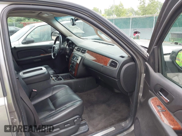 2008 Chevrolet Tahoe 2LT with VIN 1GNFK13058R248720, listed as a IAAI auction lot 42752215 with 245,050 mi miles and . Bid and sale history available at DreamBid. Image 5.