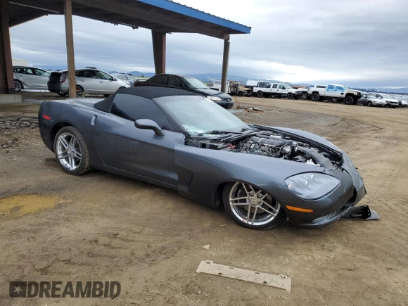 2013 Chevrolet Corvette z VIN 1G1YE3DW8D5107495, wystawiony jako Copart lot #43550355 z przebiegiem Nie podano mil oraz Szkoda całkowita • Salvage title. Historia ofert i sprzedaży dostępna na DreamBid. Obrazek 4.