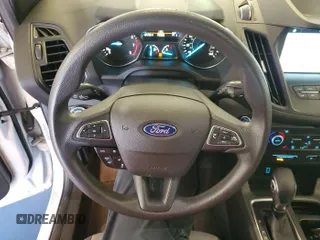 2019 Ford Escape SE z VIN 1FMCU9GD9KUB11829, wystawiony jako IAAI lot #42399993 z przebiegiem 81 910 mil mil oraz . Historia ofert i sprzedaży dostępna na DreamBid. Obrazek 2.