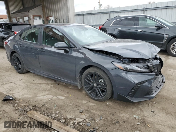 2025 Toyota Camry LE z VIN 4T1DAACK6SU027261, wystawiony jako Copart lot #53074595 z przebiegiem 9 774 mil mil oraz Szkoda całkowita • Salvage title. Historia ofert i sprzedaży dostępna na DreamBid. Obrazek 4.