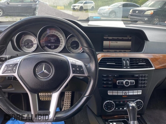 2013 Mercedes-Benz C 250 Sport с VIN WDDGF4HB2DR246422, выставлен на аукционе Copart как лот 65942685 с пробегом 118 019 миль миль и Чистый • Clean title. История ставок и продаж доступна на DreamBid. Изображение 9.