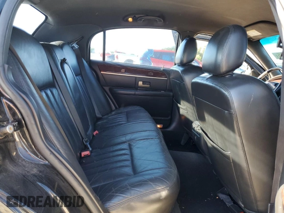 2006 Lincoln Town Car Signature z VIN 1LNHM81V96Y633439, wystawiony jako Copart lot #56548985 z przebiegiem 146 823 mil mil oraz Szkody całkowita. Historia ofert i sprzedaży dostępna na DreamBid. Obrazek 10.