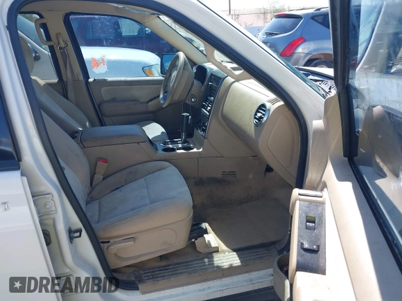 2010 Ford Explorer XLT z VIN 1FMEU6DE8AUA53893, wystawiony jako IAAI lot #42467166 z przebiegiem 84 072 mil mil oraz . Historia ofert i sprzedaży dostępna na DreamBid. Obrazek 5.