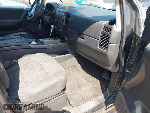 2008 Nissan Titan SE z VIN 1N6BA07D08N313205, wystawiony jako IAAI lot #42790513 z przebiegiem 154 131 mil mil oraz . Historia ofert i sprzedaży dostępna na DreamBid. Obrazek 5.