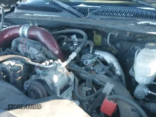 2004 Chevrolet Silverado 2500HD LS z VIN 1GCHK29224E242665, wystawiony jako IAAI lot #41378387 z przebiegiem Nie podano mil oraz . Historia ofert i sprzedaży dostępna na DreamBid. Obrazek 19.