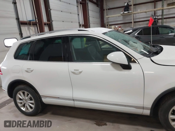 2014 Volkswagen Touareg Sport with VIN WVGEF9BP6ED005007, listed as a IAAI auction lot 41757033 with Not Provided miles and . Bid and sale history available at DreamBid. Image 13.