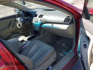 2008 Toyota Camry LE z VIN 4T1BE46K18U245626, wystawiony jako IAAI lot #41747169 z przebiegiem 135 661 mil mil oraz . Historia ofert i sprzedaży dostępna na DreamBid. Obrazek 5.